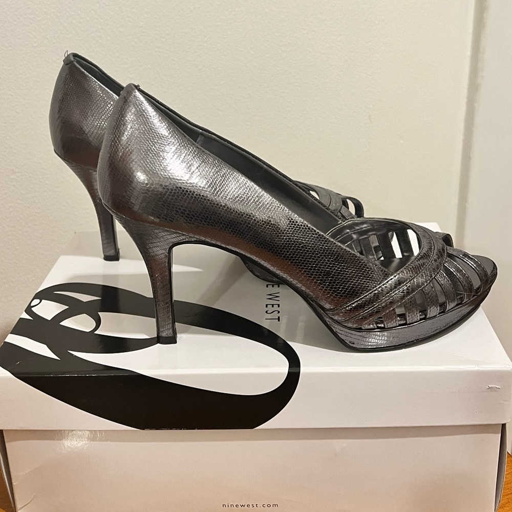 Nine West Silver Patent Leather Peep-toe Mid Height Heel Platform Pump